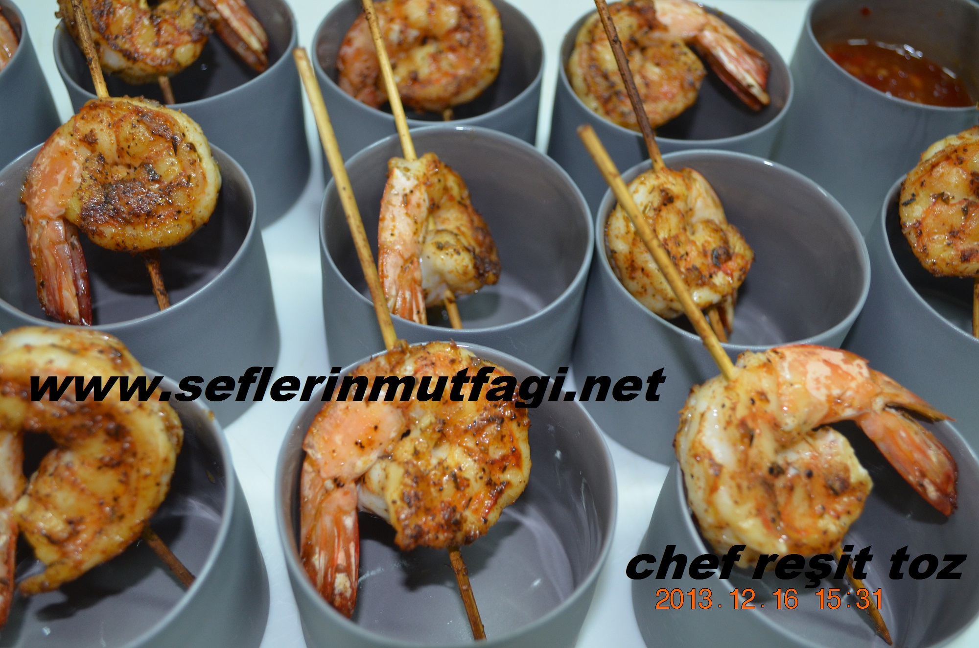 cajun baharatlı şişte karides