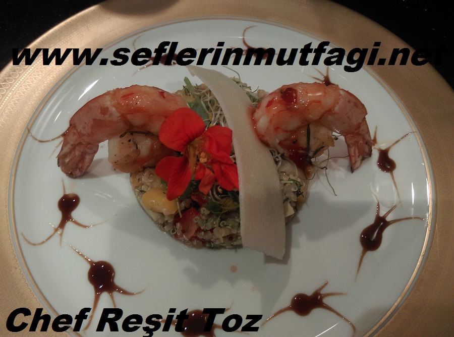 Karidesli kinoa salatası