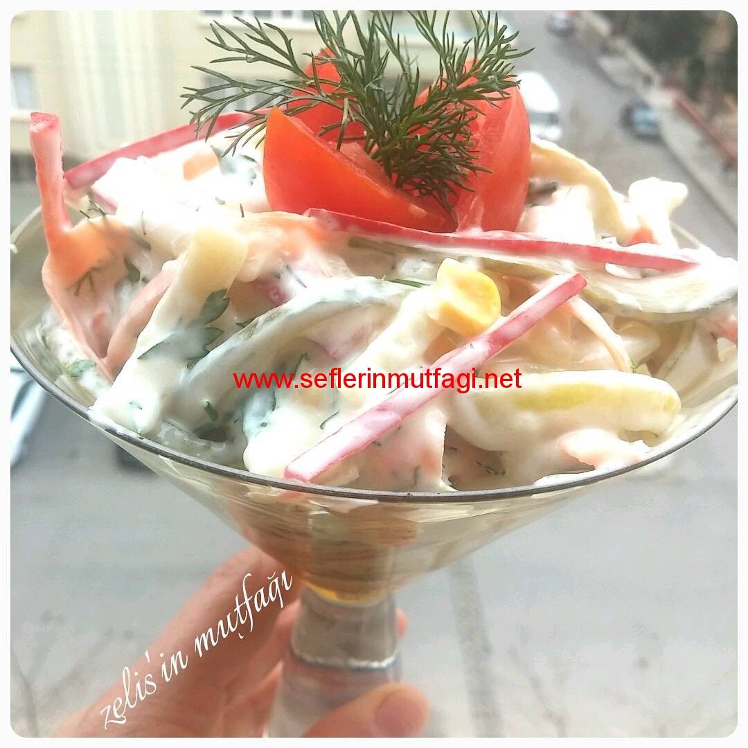 Yoğurtlu erişte salatası-