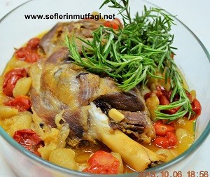 Fırında arpacık soğanlı kuzu kol